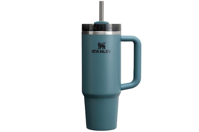 A Stanley Quencher em promoção com 40% de desconto no Amazon.; Reprodução: Gizmodo