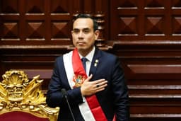 Congresso peruano destitui Dina Boluarte; José Jeri assume a presidência em Lima. Reprodução: Retorno do item 11