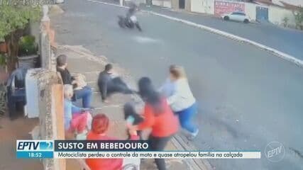 Motociclista perde controle e quase atinge família na calçada em Bebedouro, SP.; Reprodução: EPTV