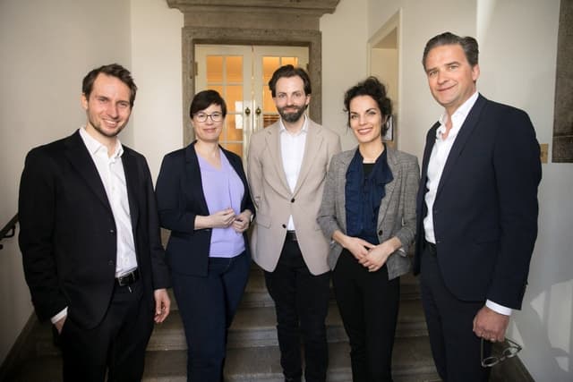 A equipe da Noxtua celebra a captação de 92 milhões de dólares para sua IA voltada ao sistema jurídico alemão. Reprodução: TechCrunch