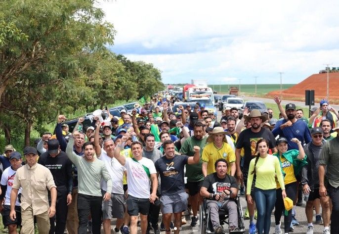 Nikolas segue em caminhada até Brasília, seis dias, com alertas da PRF e lives.. Reprodução: Oglobo