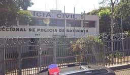 Suspeito é preso pela segunda vez em dois dias por furto e ameaças em farmácia de Botucatu. Legenda da imagem. Reprodução: Globo.