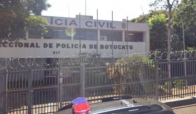 Suspeito é preso pela segunda vez em dois dias por furto e ameaças em farmácia de Botucatu. Legenda da imagem. Reprodução: Globo.