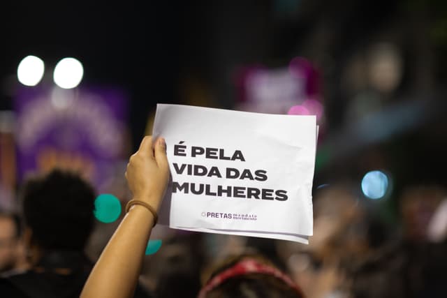 Manifestantes protestam na Avenida Paulista contra o PL1. Legenda da imagem. Reprodução: Retorno do item 11
