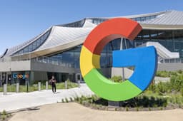 Logotipo do Google em prédio, após processo da PubMatic que o acusa de monopolizar publicidade digital. Legenda da imagem. Reprodução: O Globo