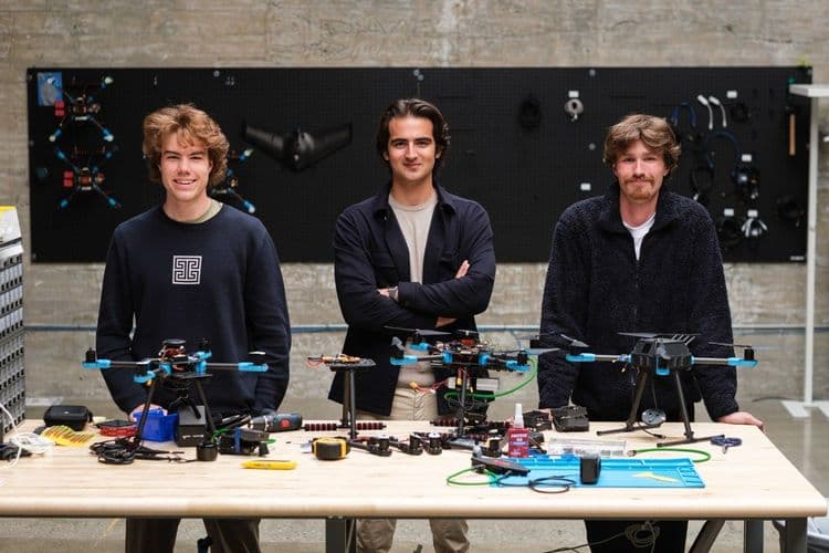 Participantes de hackathon apresentam drone econômico que calcula coordenadas em evento de tecnologia. Reprodução: TechCrunch