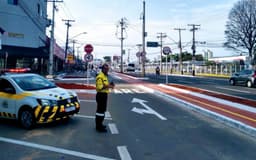 Bloqueio na rua destaca infrações de trânsito que você pode cometer dirigindo.. Reprodução: G1