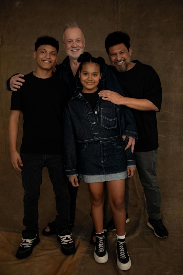 Luiz Fernando Guimarães e Adriano Medeiros celebram a adoção de Dante e Olívia, revelando a mudança na paternidade. Reprodução: CNN Brasil