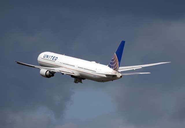 Avião da United Airlines retorna a Newark devido a possível problema de manutenção. Reprodução: Business Insider