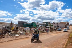 Tornado devastou Rio Bonito do Iguaçu, destelhando prédios e derrubando árvores. Reprodução: Globo