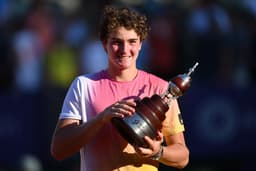 Jogador brasileiro se prepara para o Grand Slam francês, ao lado de Thiago Monteiro. Legenda da imagem. Reprodução: Globo