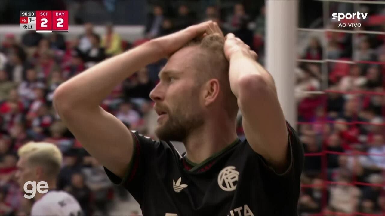 Torcedores invadem o campo, provocando briga generalizada na Alemanha.. Reprodução: Ge