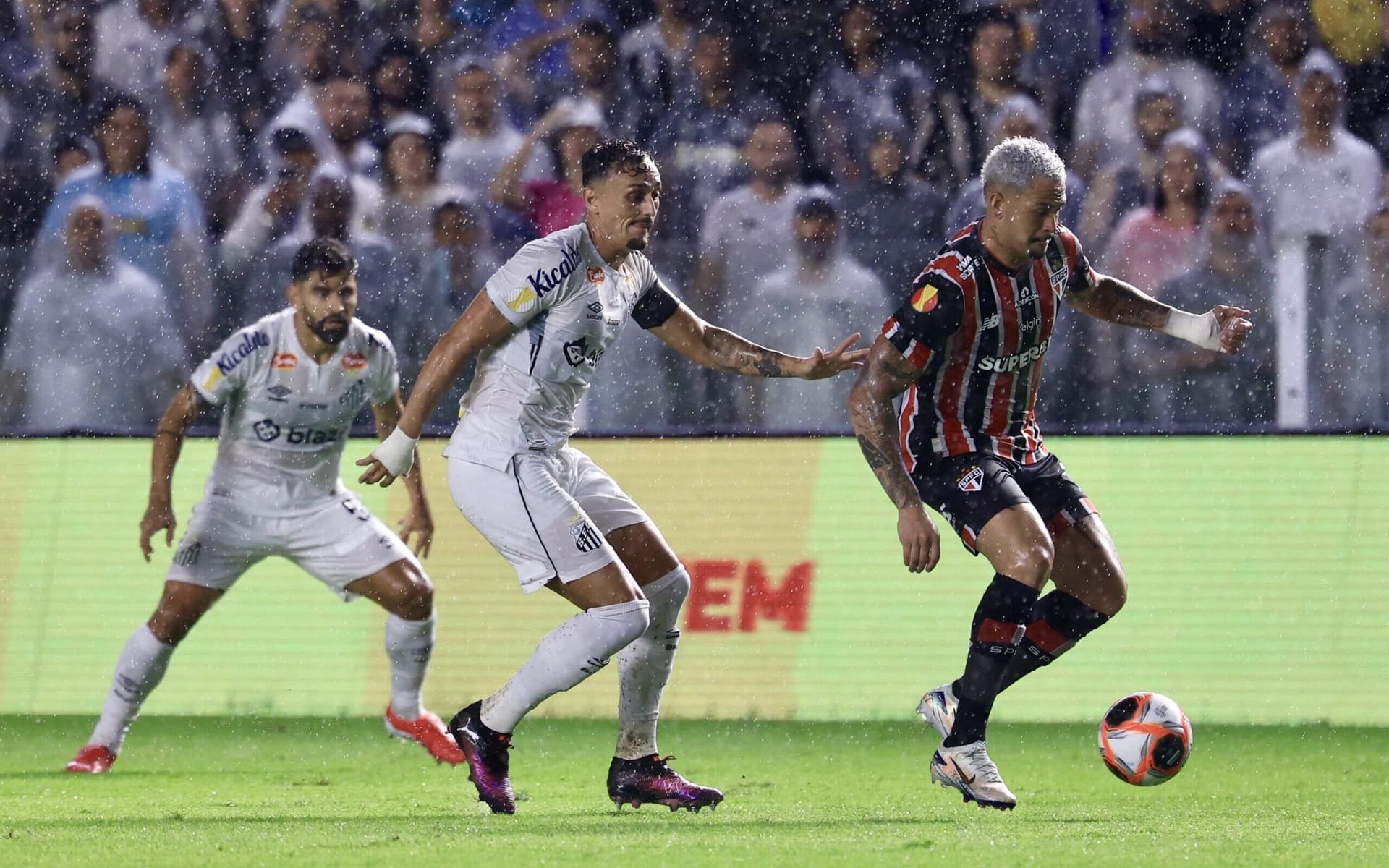 São Paulo e Santos se enfrentam no Campeonato Brasileiro neste domingo. Reprodução: Lance