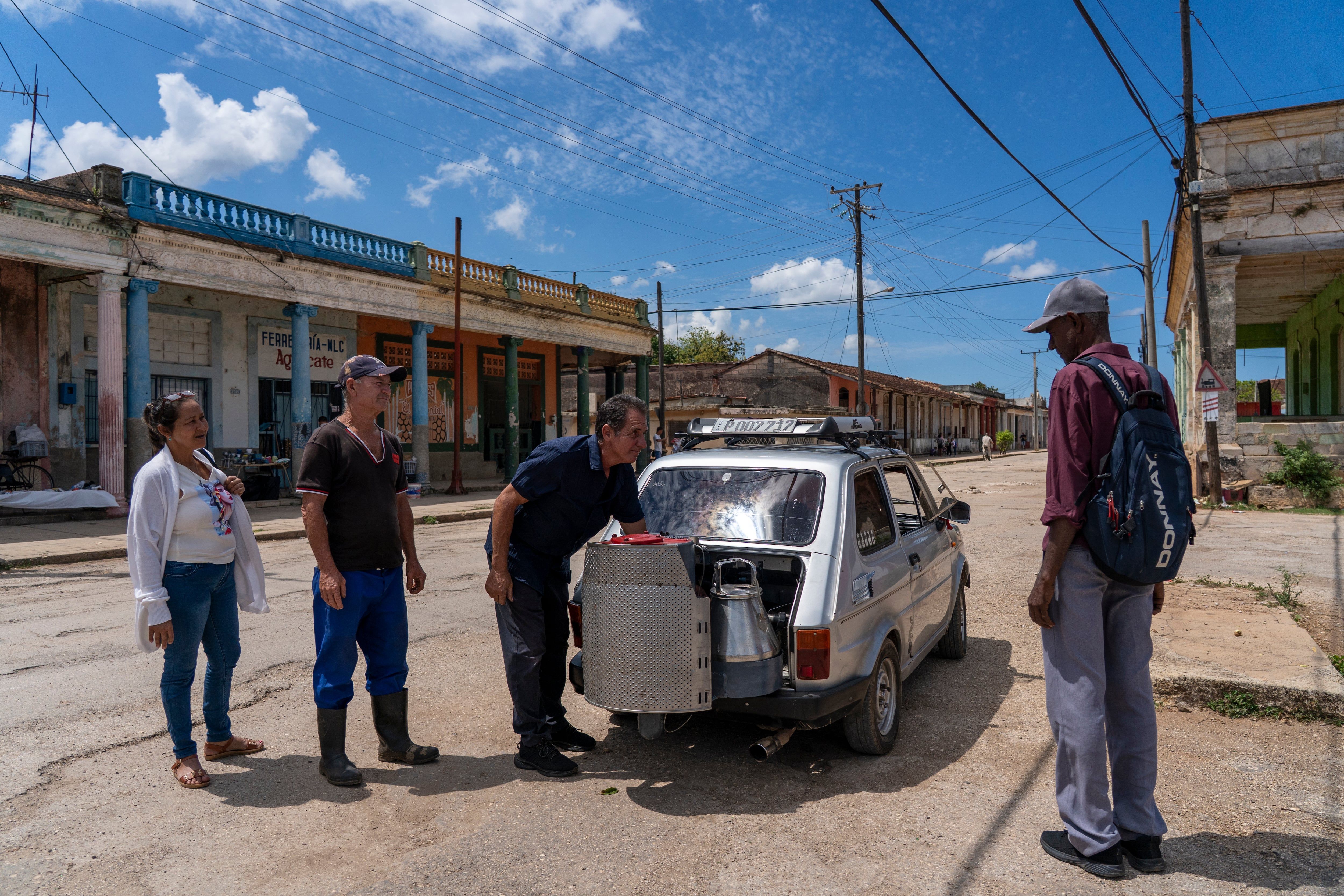 Mágicos cubanos enfrentam escassez com carros a carvão e água da chuva.. Reprodução: Elpais