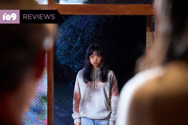 Jovem mulher descobre um segredo familiar impactante na nova produção de Yûta Shimotsu.; Reprodução: Gizmodo