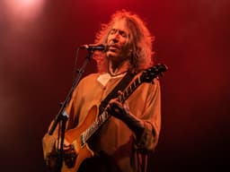 Luto na música espanhola: Robe Iniesta, fundador do Extremoduro, falece aos 63 anos.. Reprodução: Elpais