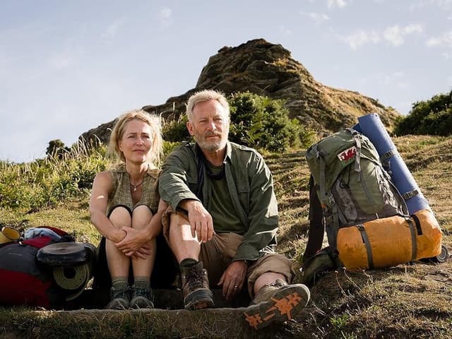 Gillian Anderson e Jason Isaacs estrelam a adaptação do best-seller 'The Salt Path', agora envolto em polêmicas. Reprodução: Business Insider