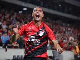 Athletico avança na Copa do Brasil com hat-trick de Luiz Fernando