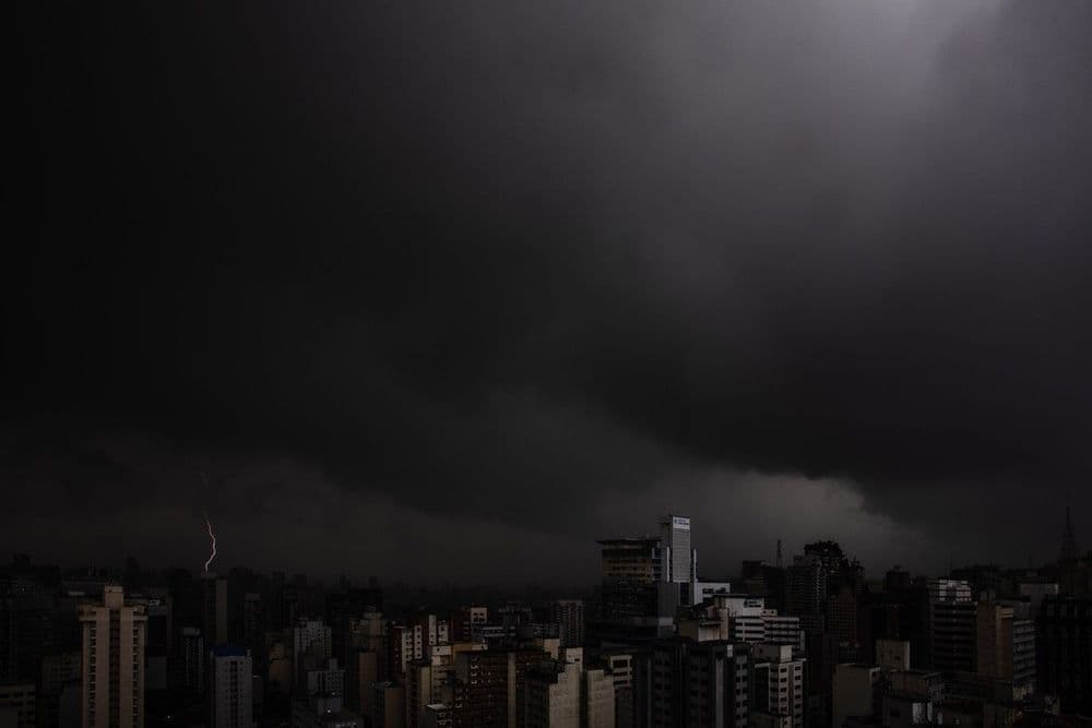 Tempestade causa alagamentos e alerta em São Paulo