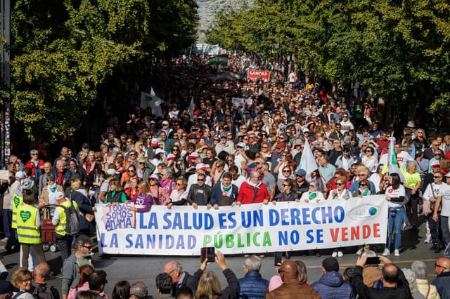 Manifestação pela Saúde Pública na Andaluzia, neste domingo, em Granada. Legenda da imagem. Reprodução: Retorno do item 11