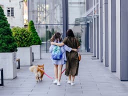 Mãe e filha caminham juntas, refletindo sobre a nova abordagem emocional da geração Z. Reprodução: Business Insider