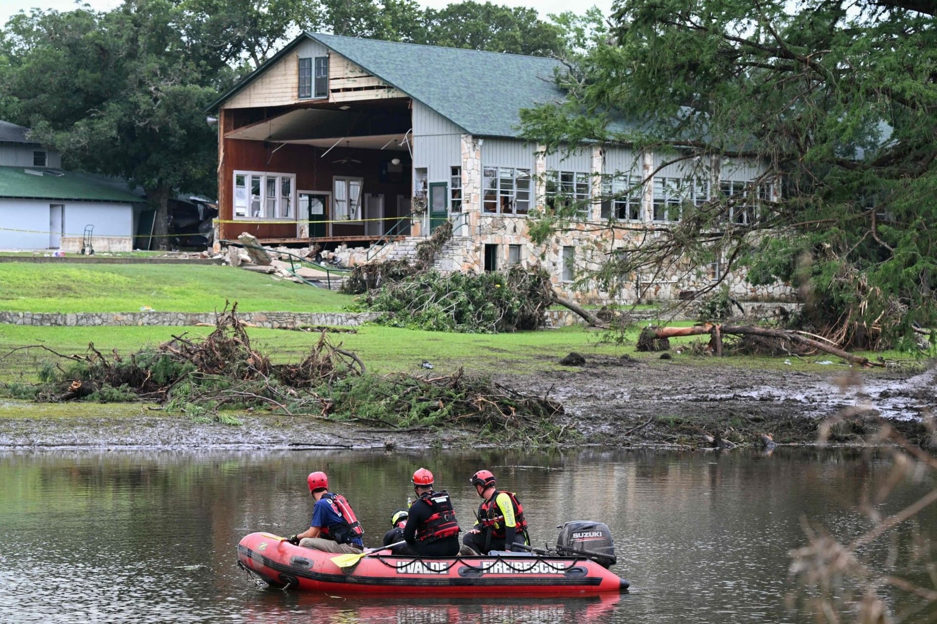 Equipes de resgate buscam vítimas das enchentes que devastaram o Texas, resultando em mais de 100 mortes. Reprodução: Globo.