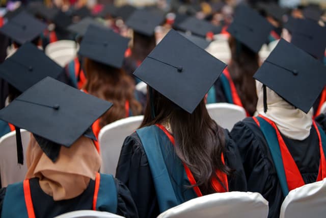 Formandos acompanham mudanças no PSLF que reduzem benefícios para serviço público. Legenda da imagem. Reprodução: Retorno do item 11