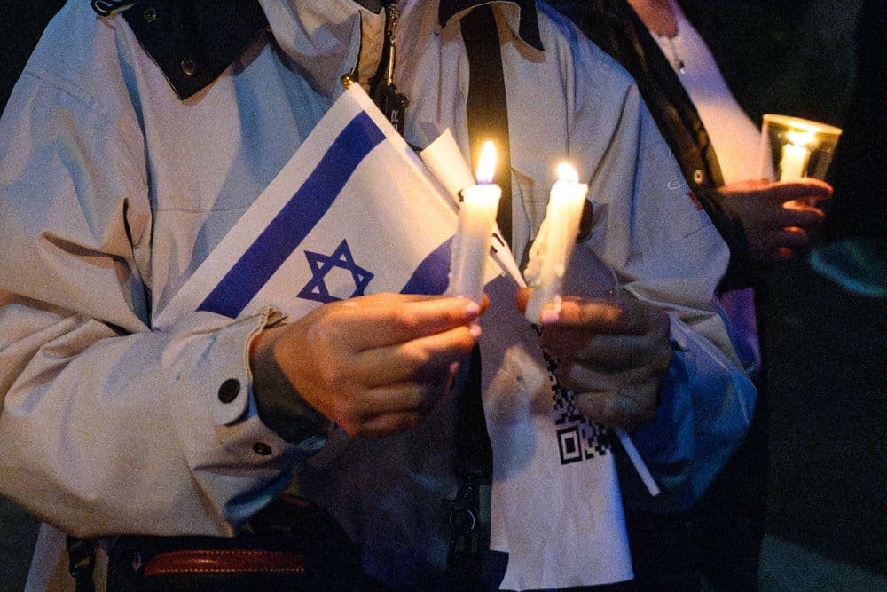 Pessoas participam de vigília com velas em memória aos ataques a estudantes judeus. Reprodução: Globo