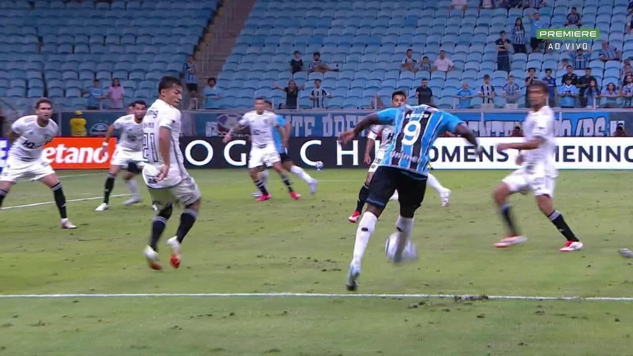 Grêmio vence Atlético-MG com gol de Arezo inesperado