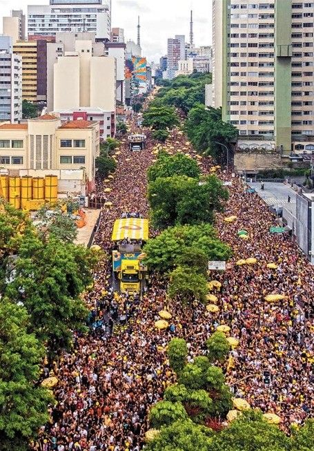 Desmaios e correria no centro de SP durante encontro de megablocos. Reprodução: Oglobo