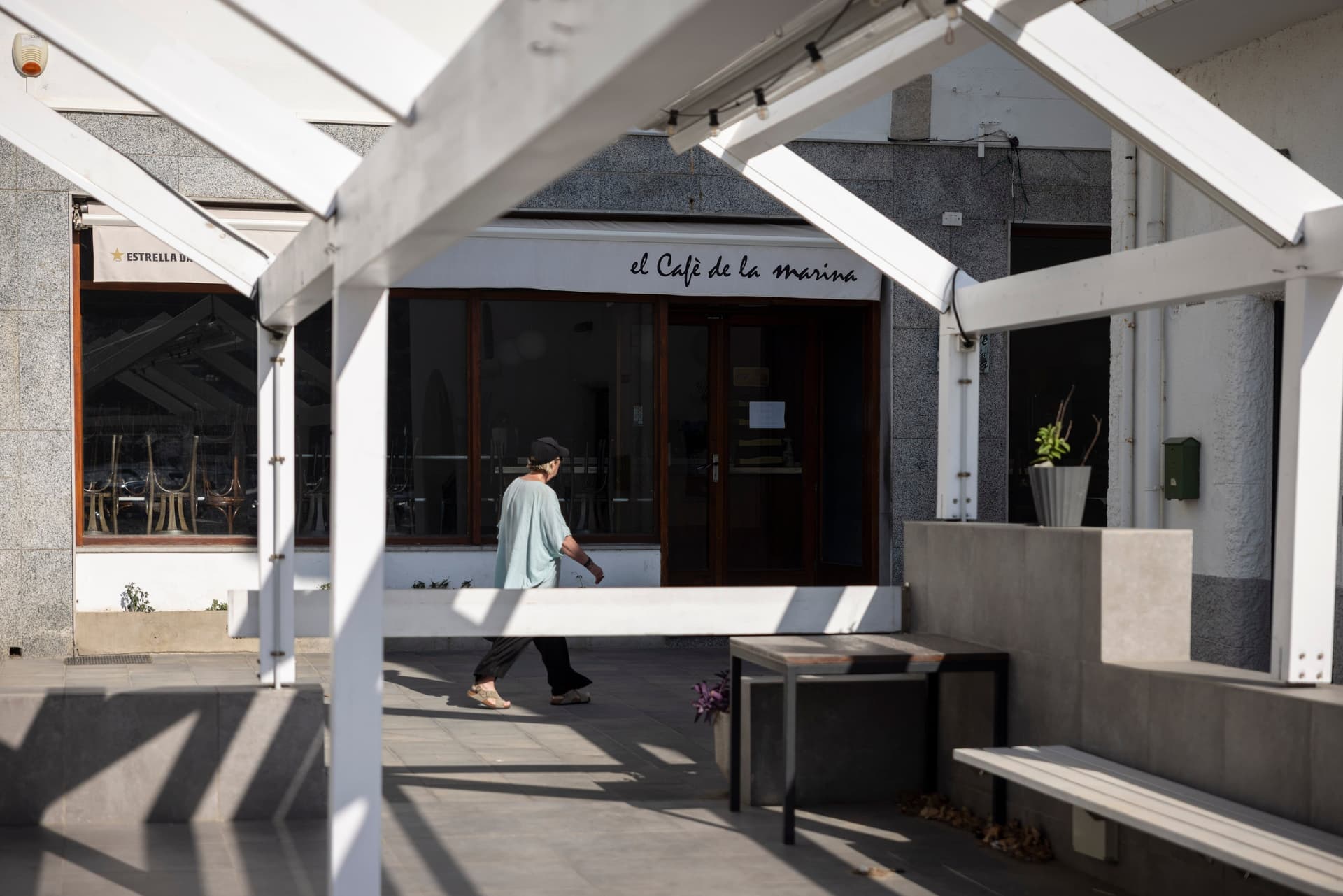 El Café de la Marina, em Port de la Selva, busca normalidade após o choque do verão. Legenda da imagem. Reprodução: Retorno do item 11