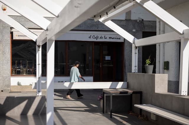 El Café de la Marina, em Port de la Selva, busca normalidade após o choque do verão. Legenda da imagem. Reprodução: Retorno do item 11