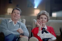 Ronald e Nancy Reagan durante uma sessão de cinema na Casa Branca, em 1986. Reprodução: Gizmodo