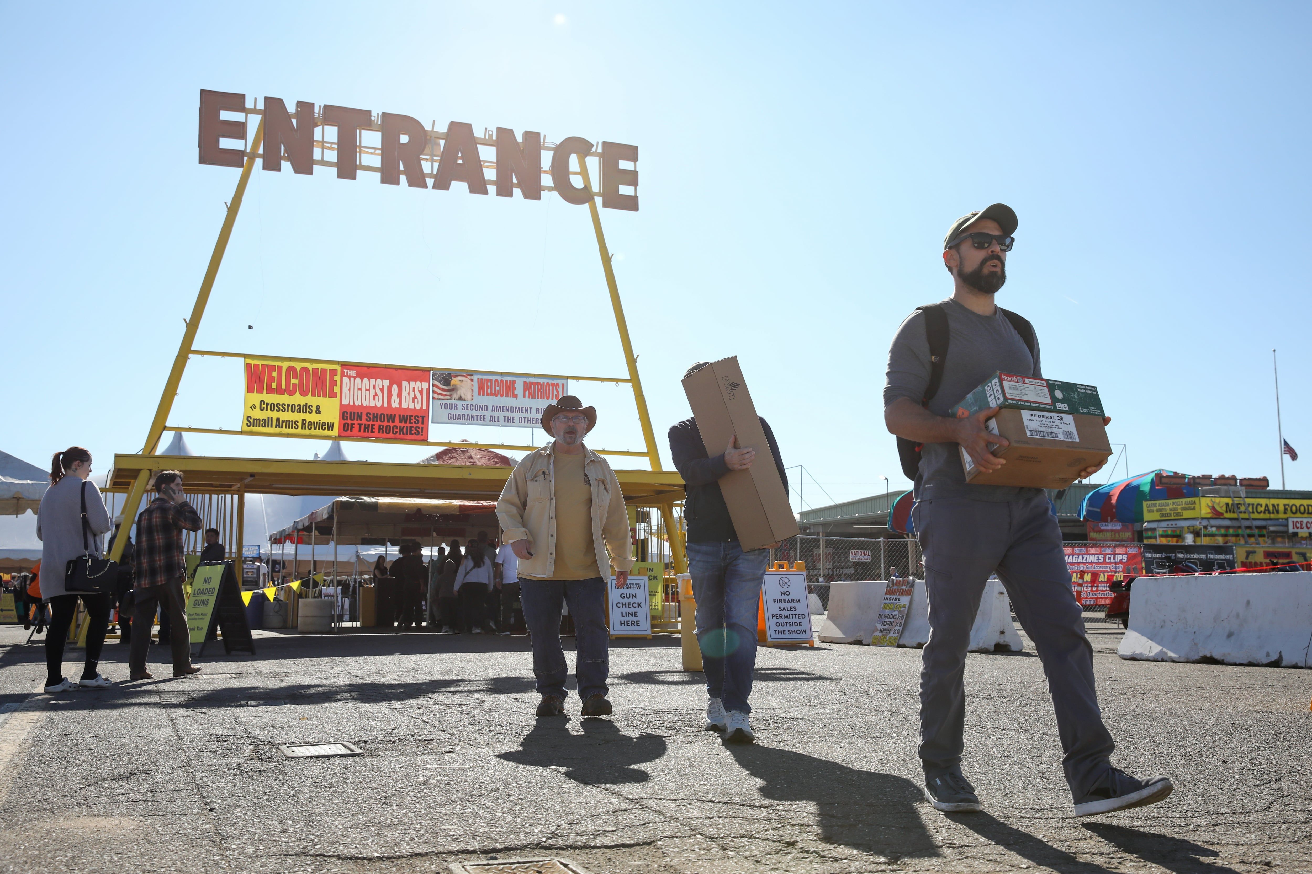 Rede de recrutamento e tráfico de armas entre Arizona e México, com pagamentos de até 14.000 dólares.. Reprodução: Elpais