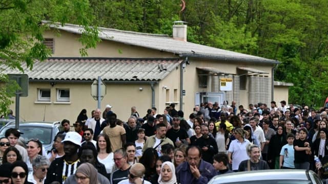 Presidente Emmanuel Macron se pronuncia sobre esfaqueamento letal e condena racismo na França. Reprodução: AFP