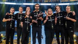 Equipe Spirit celebra a vitória sobre Astralis e conquista o segundo troféu do ano. Reprodução: GosuGamers