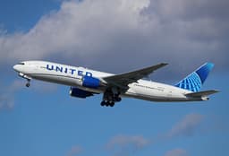 Boeing 777 da United Airlines decola de Barcelona em jornada transatlântica complexa. Reprodução: Business Insider