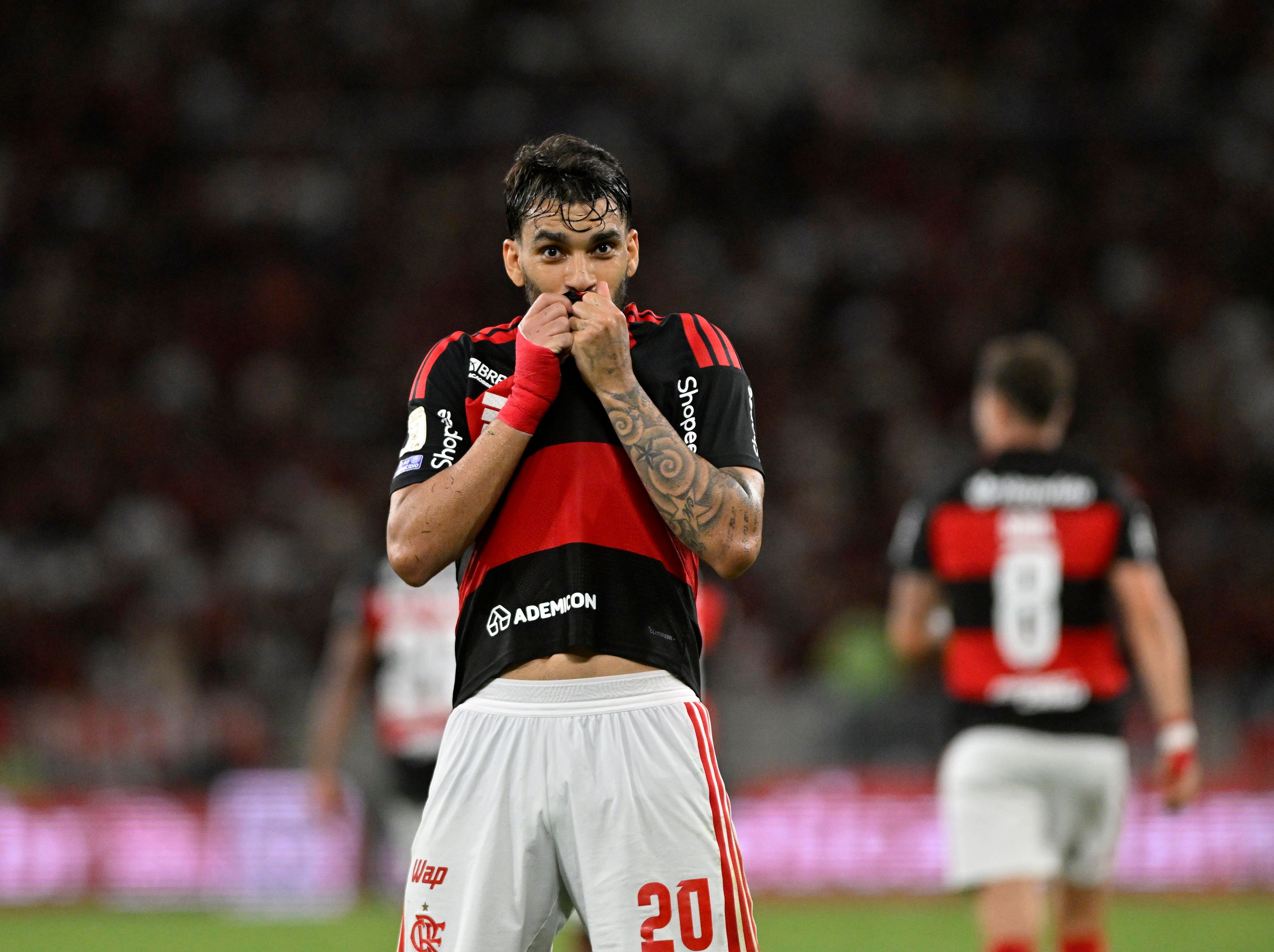 Paquetá deixa o campo chorando com dores no joelho. Reprodução: Ge