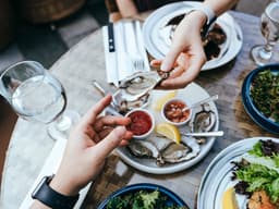 Chef Aidan Owens compartilha dicas essenciais sobre como escolher e consumir ostras. Reprodução: Business Insider