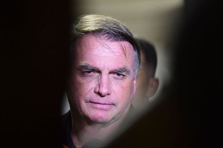 Bolsonaro menciona possibilidade de prisão iminente