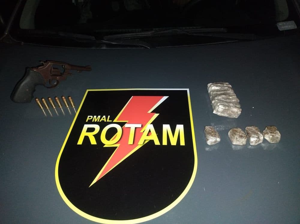 Duas armas e 200 gramas de drogas apreendidas em Lagoa da Canoa. Reprodução: Redação com Assessoria