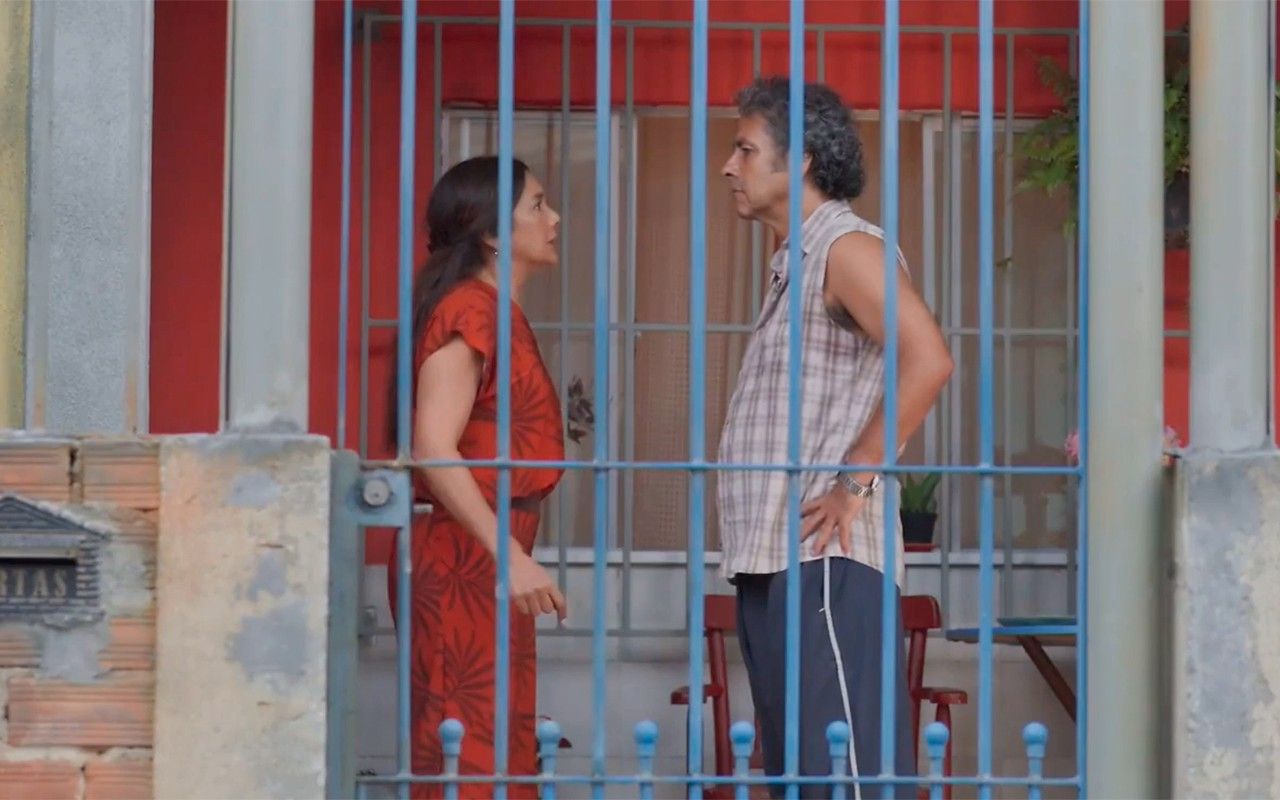 Lígia e Joaquim, ex-casal, se beijam após anos separados.. Reprodução: Gshow