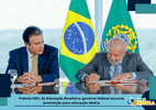 Camilo Santana assina documento do Prêmio MEC da Educação Brasileira. Reprodução: Brasil Escola