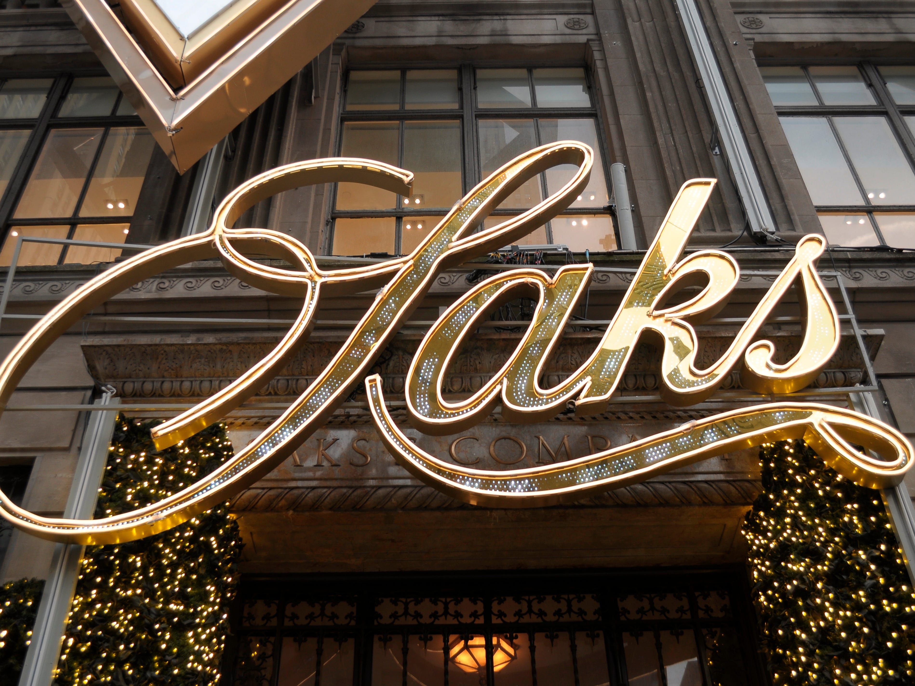 Saks entra com falência, afetando o varejo de luxo.. Reprodução: Businessinsider