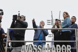Tarcísio de Freitas abraçado por bolsonaristas na Avenida Paulista. Legenda da imagem. Reprodução: O Globo - Editorial