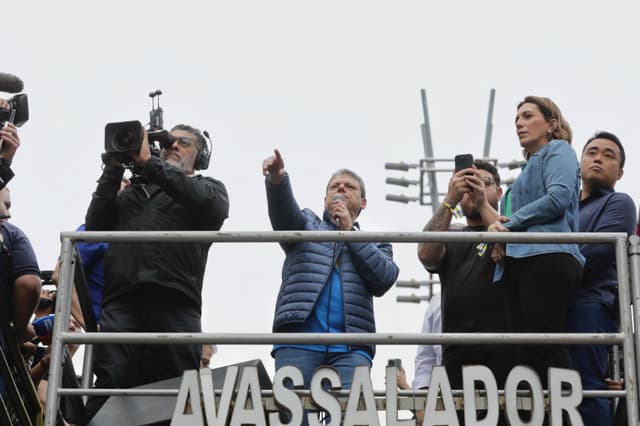 Tarcísio de Freitas abraçado por bolsonaristas na Avenida Paulista. Legenda da imagem. Reprodução: O Globo - Editorial