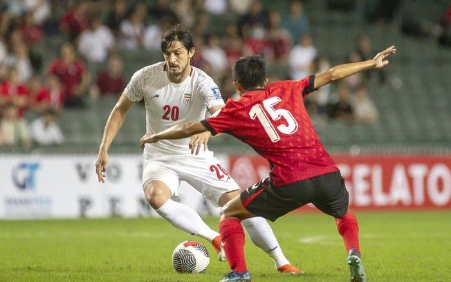[Estrela da seleção iraniana é cortada após foto com governantes]. Reprodução: Esporte