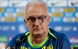 Dorival Júnior enfrenta desafios para reforçar a defesa do Corinthians após derrota para o Flamengo. Reprodução: Lance