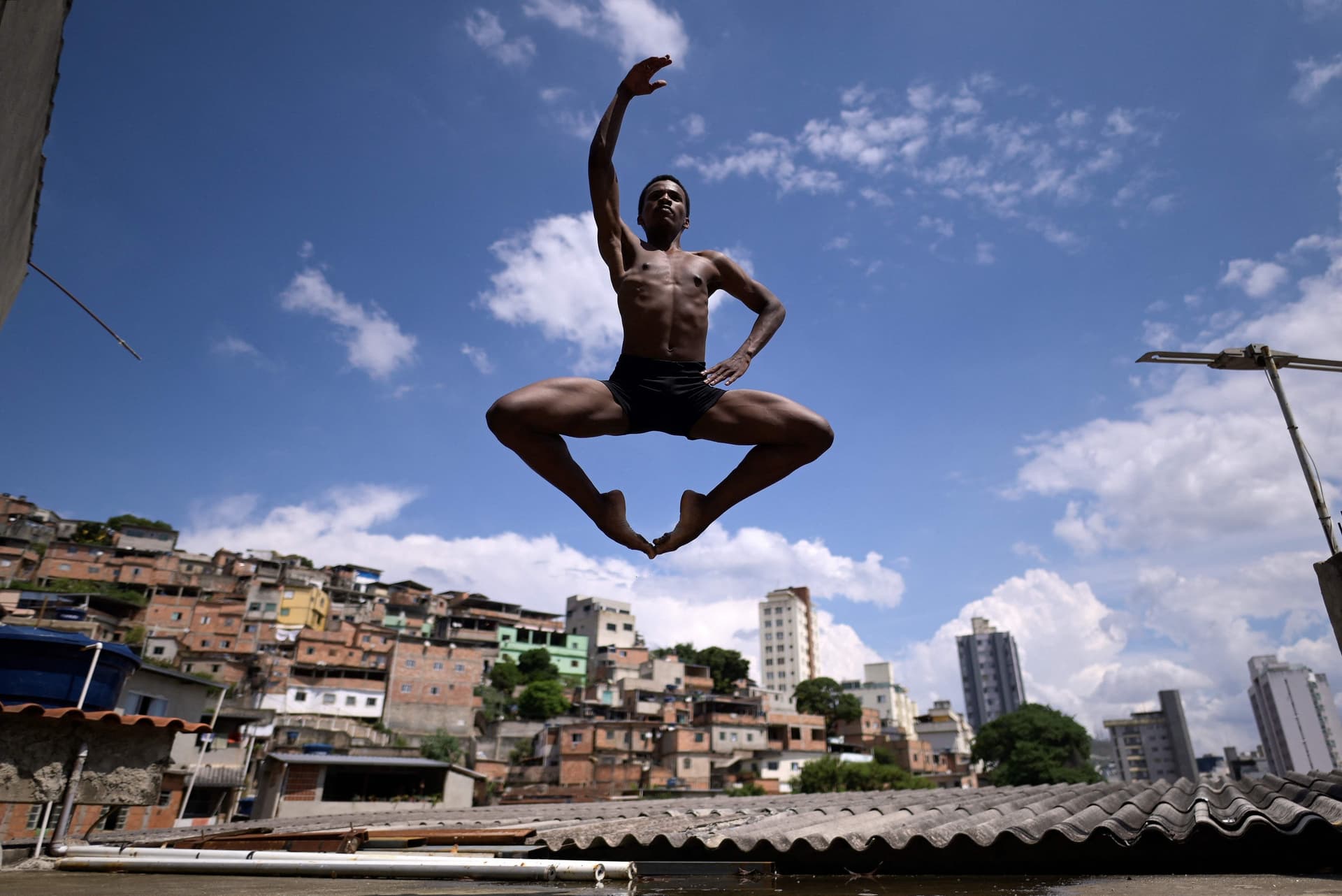 Dançarino Dyhan Cardoso se apresenta na favela Aglomerado da Serra em Belo Horizonte. Reprodução: Globo