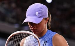 Iga Swiatek durante a final na grama, marcando um momento inédito na sua carreira. Reprodução: esporte ig.